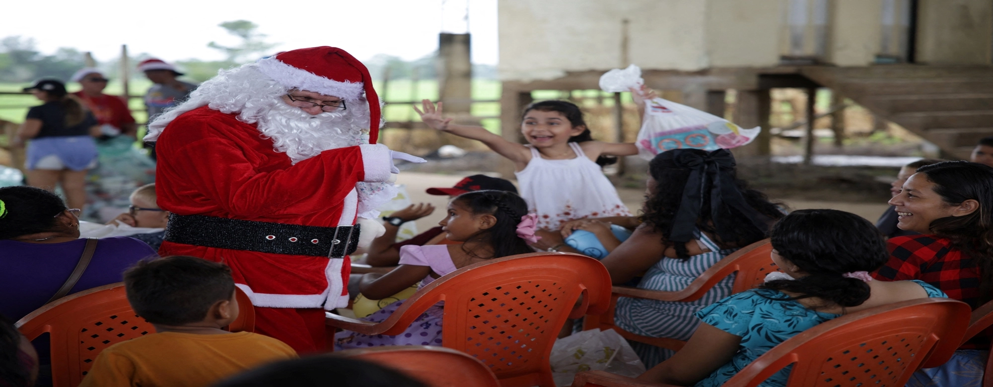 “이름만 남기고 전부 베푼다” 글로벌 현실 산타들의 아름다운 ‘기부 플렉스’ 