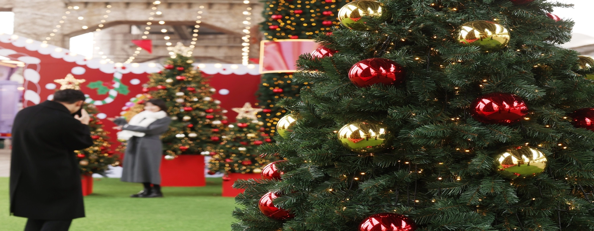 인증샷은 번화가 트리, 파티는 집…고물가가 바꾼 ‘메리 크리스마스’ 