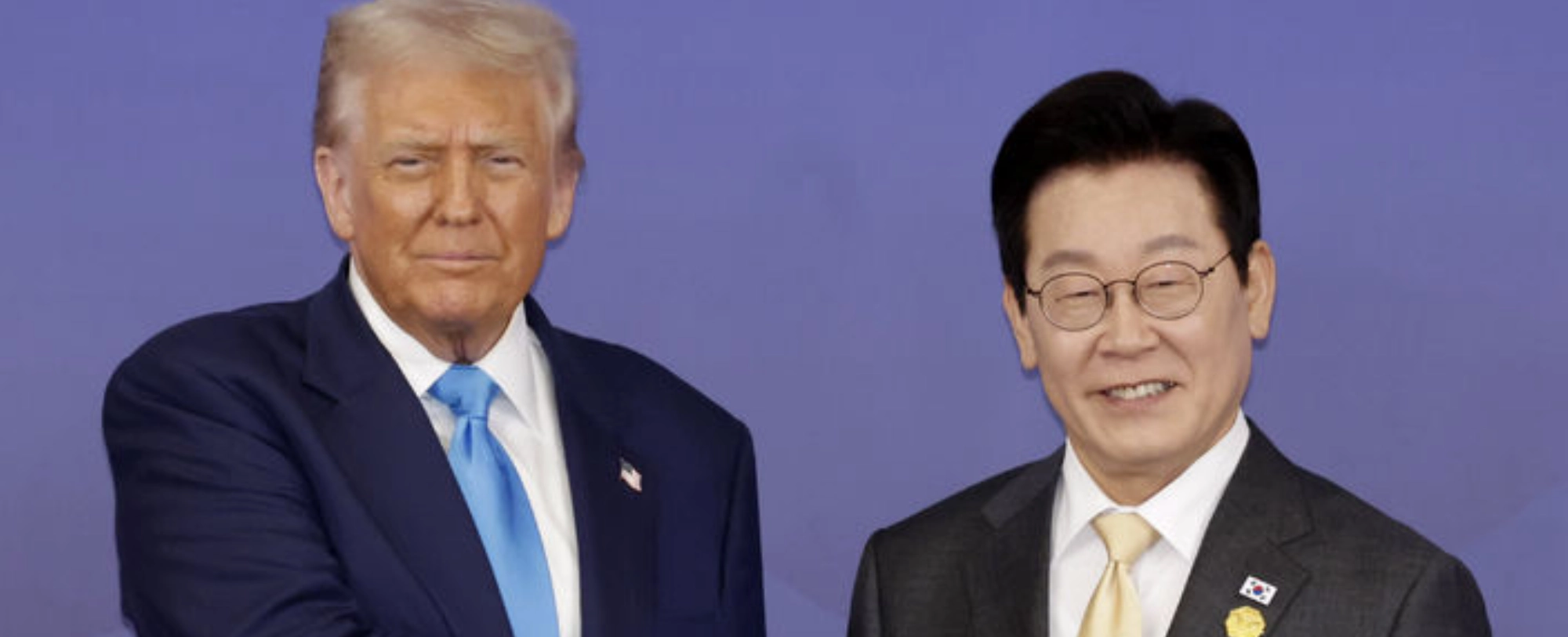 [국제숏]“굳건한 한미동맹 기원” 트럼프, 李대통령에 황금열쇠 선물 