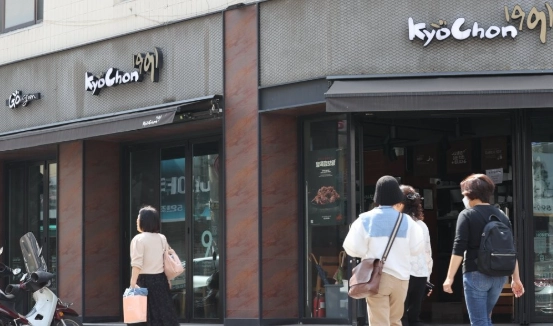 “주가가 치킨값 수준만 됐으면” 시름 커지는 교촌치킨 주주들  