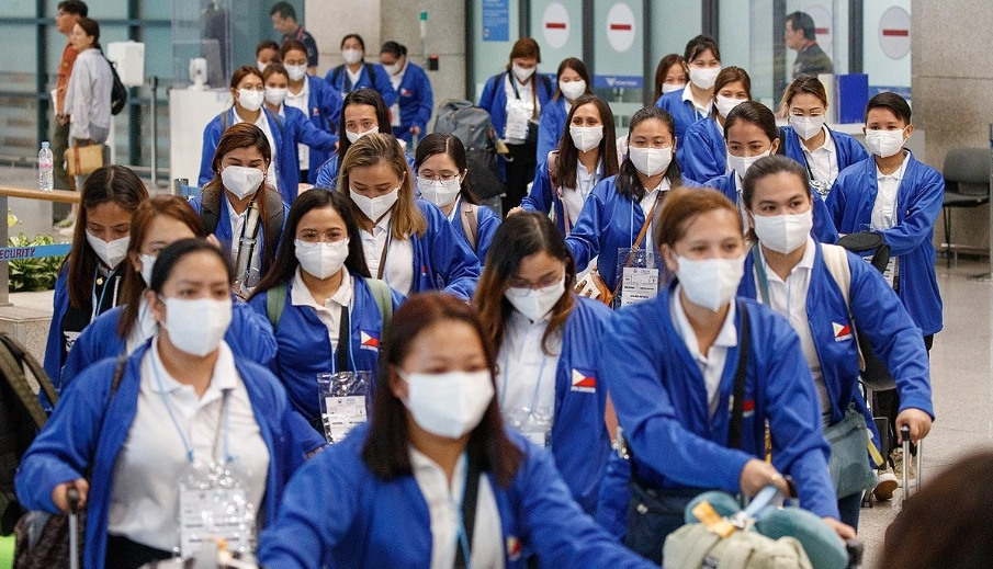 ‘필리핀 이모’ 쓰려면 월급 절반 뚝…“글로벌 호갱 전락한 느낌” 