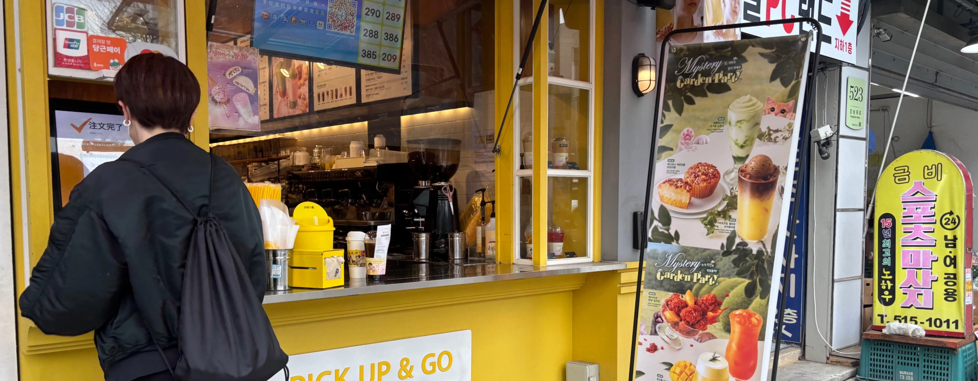 커피 대신 떡볶이·닭강정…생존경쟁 몰린 저가커피의 ‘푸드전쟁’ 