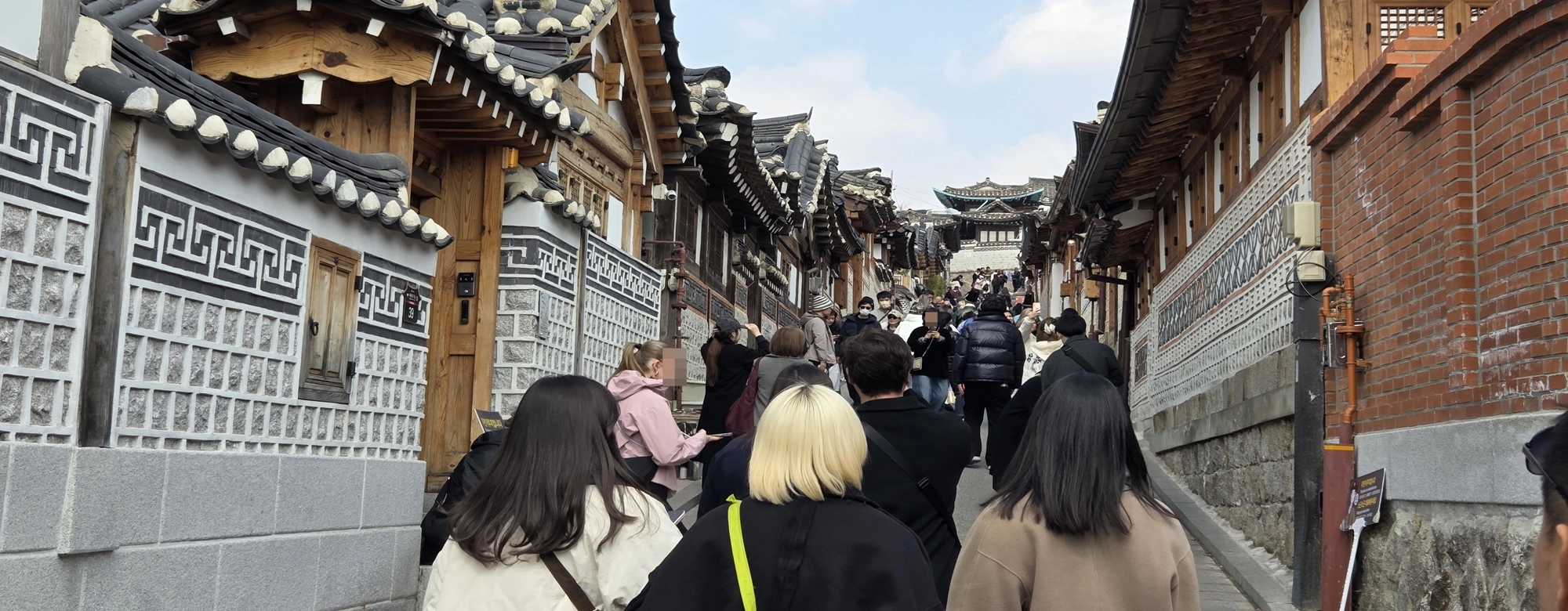 BTS 특수에 북촌 ‘관광객 통제 정책’ 시험대…상인·주민 모두 불만 