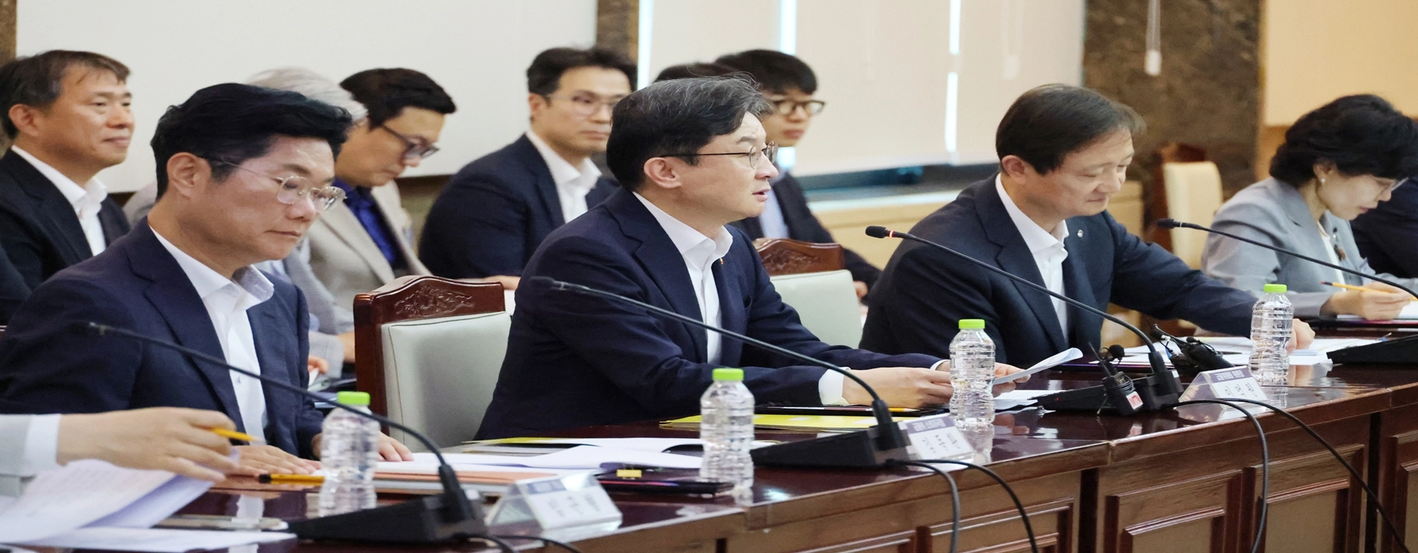 그들의 입에 미래가 있다…금융당국 정책 방향키 쥔 ‘포용 어벤저스’ 