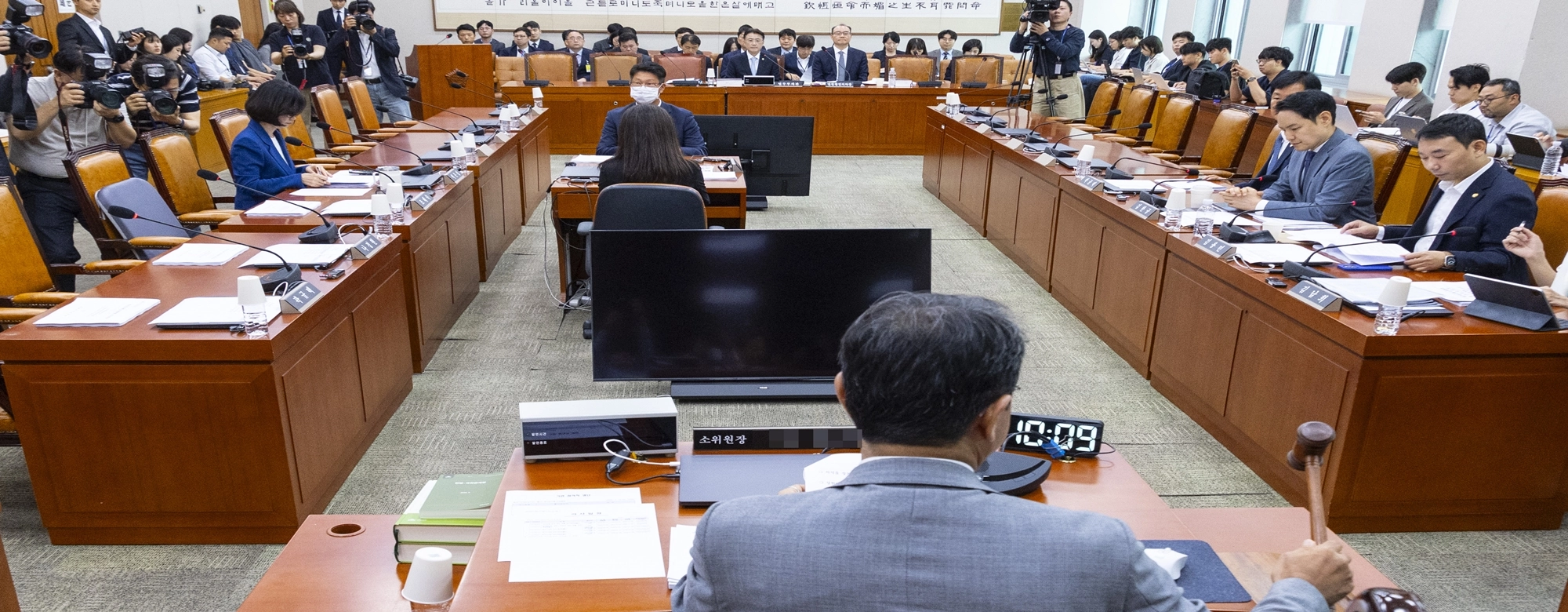 “정치인은 왜 은퇴 안하나” 정년연장이 쏘아 올린 ‘국회 고령화’ 논란