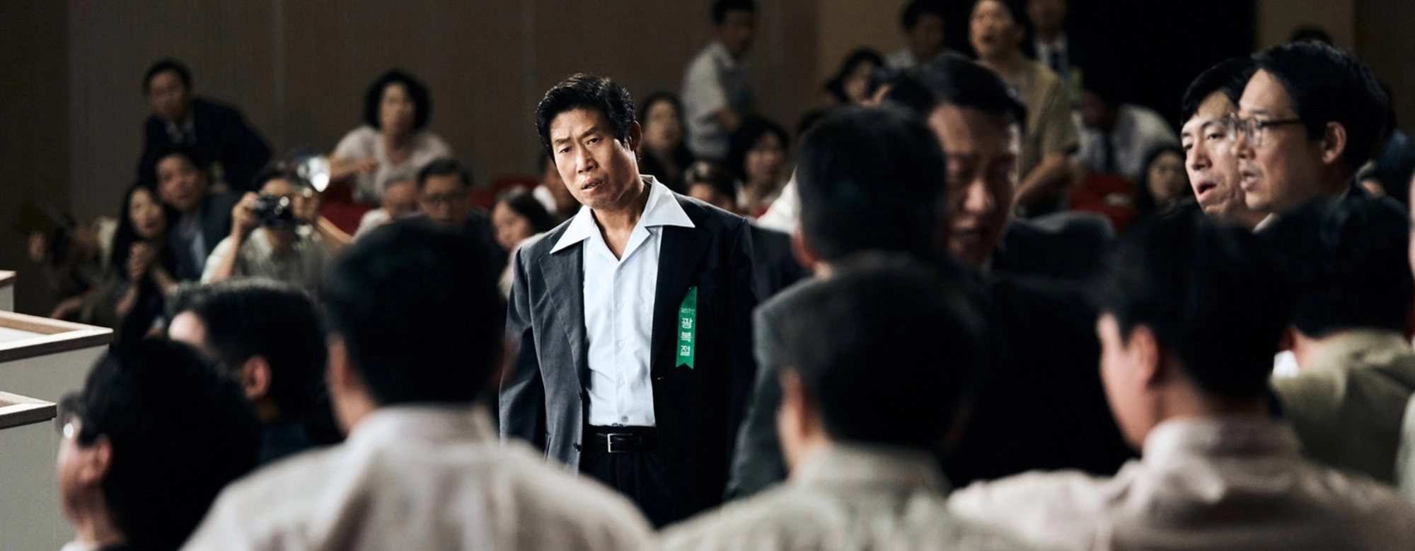같은 ‘역사왜곡’ 논란인데 흥행은 ‘극과 극’…관객 선택 가른 ‘각색의 선’ 