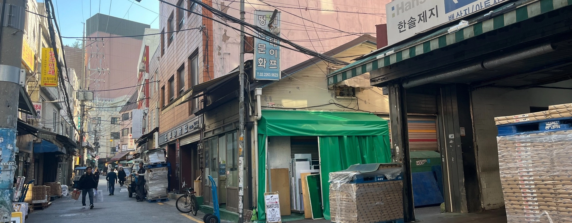 “전단지 안 팔려도, 스티커 잘 팔려요”…충무로 인쇄골목 엇갈린 희비 