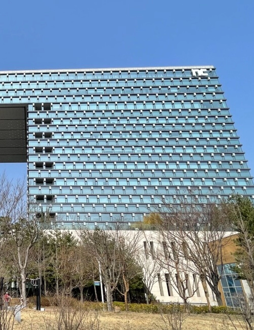 르데스크 - 엔씨소프트 구조조정 비판 도마…“경영실패 책임, 직원에 전가”